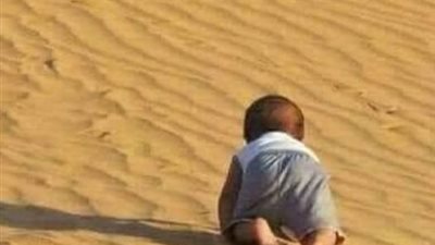 قصة_حقيقيه لطفل يحبو فى الصحراء