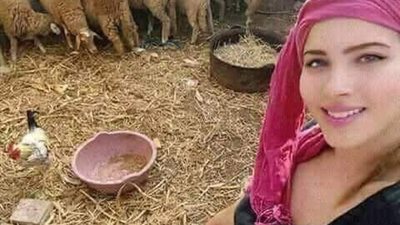 هناك رجل متزوج حديثا يعمل في الصحراء