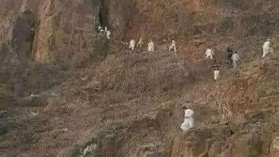 قبل معركة أحد قام أحد الكفار بحفر حفره وجلس أيام يحفر فيها ويقول : لعل محمد يمر من عندها ويسقط فيها