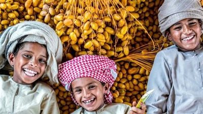 كان ﺭﺳﻮﻝ ﺍﻟﻠﻪ صلى ﺍﻟﻠﻪ ﻋﻠﻴﻪ ﻭﺳﻠﻢ ﻳﺠﻠﺲ ﻭﺳﻂ ﺃﺻﺤﺎﺑﻪ ذات يوم ﻓﺪﺧـﻞ ﺷﺎﺏ ﻳﺘــﻴﻢ ﺇﻟﻰ ﺍﻟﺮﺳﻮﻝ ﻳﺸـﻜﻮ ﺇﻟﻴﻪ