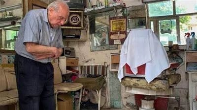  خرج .رجلاً كبيراً في السن مع أبنه الصغير