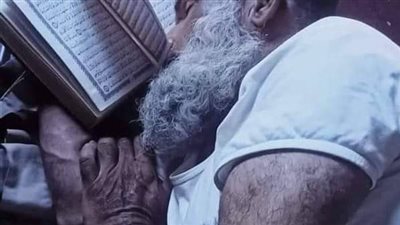 شيخ بيحكي وبيقول: كنت قاعد في المسجد لاقيت راجل في عمر الخمسينات