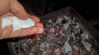 للأذكياء لماذا يتم وضع الملح على الجـمر قبل الشوي