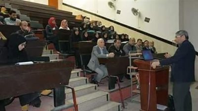 نقاش بين أستاذ وفتاة في احدى الجامعات