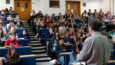 قرر دكتور جامعى أن يتحدى طلابه